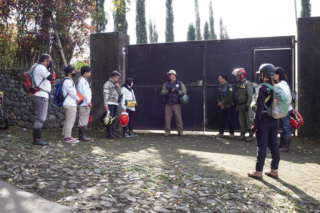 Foto Aktivitas Tanam Pohon Di Hutan Gunung Arjuna BAYIKU ID